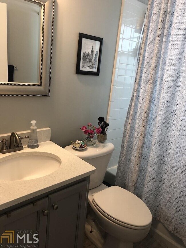 Building Photo - 210 Sampson St NE