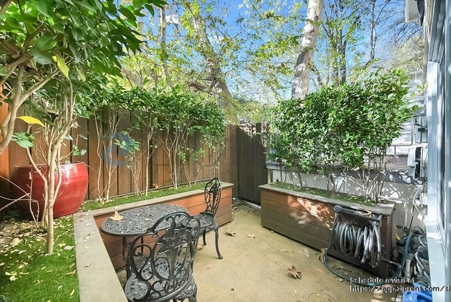 Building Photo - 2122 N Beverly Glen Blvd