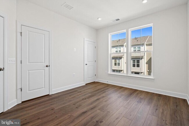 Building Photo - 596 Watermans Dr