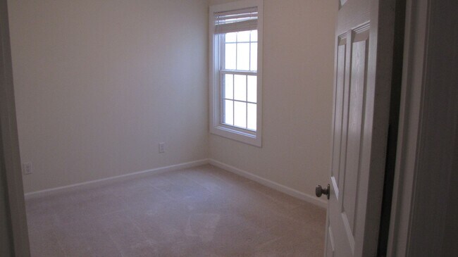 Building Photo - Charming 3 Bedroom, 1 Bathroom Home