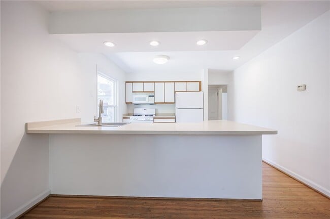 Building Photo - 257 Averill Ave