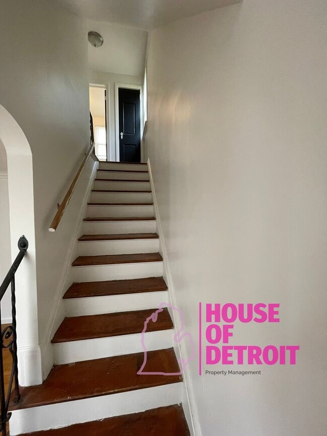 Building Photo - Summer Special~ 3 BEDROOM | 1 BATH | FREE ...