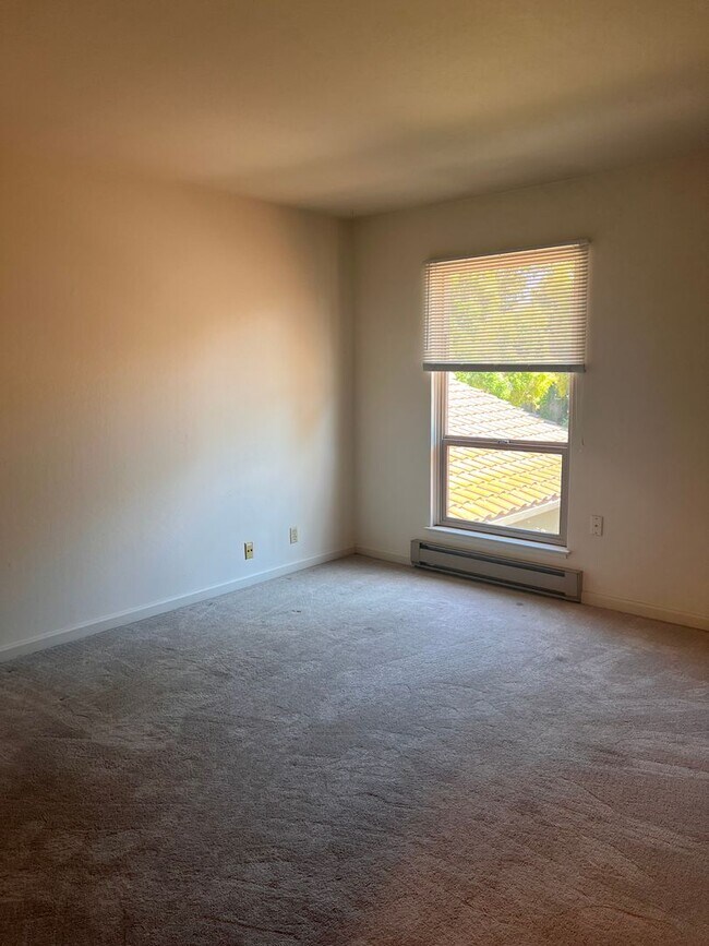 Building Photo - Spacious 2 Bedroom with Attached Garage Cl...