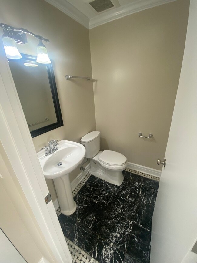 Building Photo - 5240 W Belmont Ave