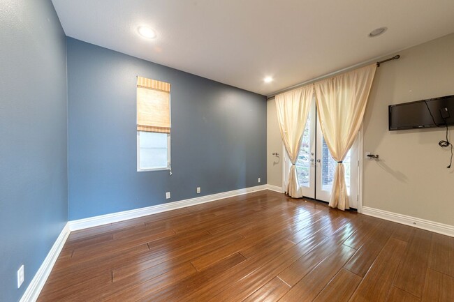 Building Photo - 935 Heron Cir
