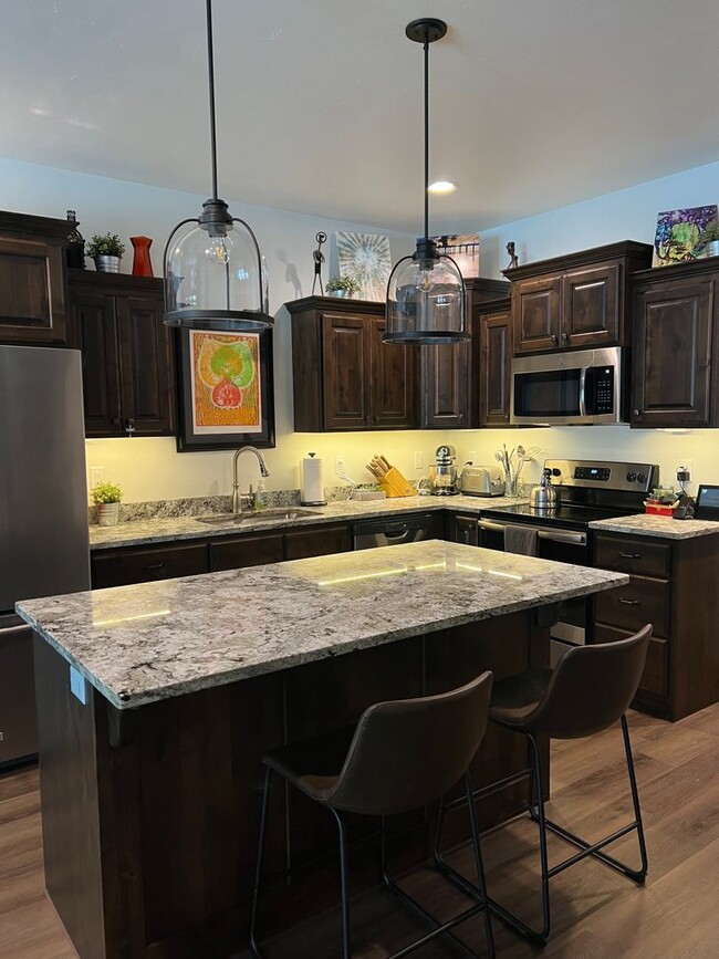Building Photo - 3 Bedroom Townhome in Victor, ID with Garage