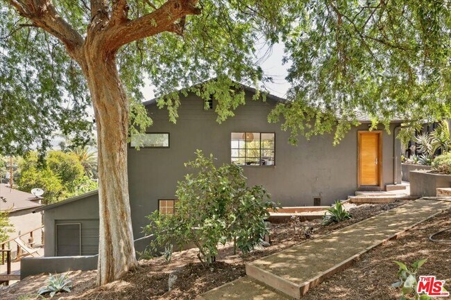 Building Photo - 2467 Silver Ridge Ave