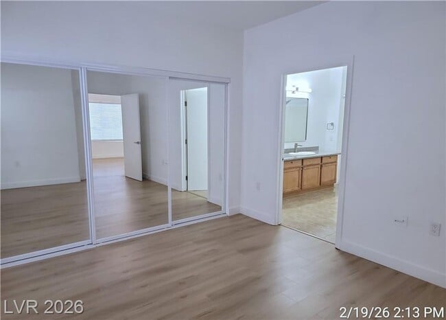 Building Photo - Inviting First-Floor Corner Condo with Modern Finishes & Poolside Location!