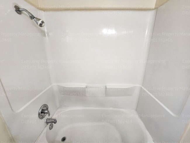 Building Photo - Townhouse unit. 2 bedrooms 1.5 bath call o...