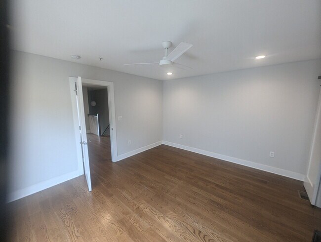 Building Photo - 3 BD / 3 BA Newer Row Home for Lease in Ha...