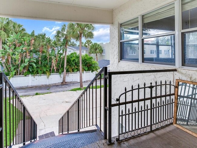 Building Photo - 2114 W Dekle Ave