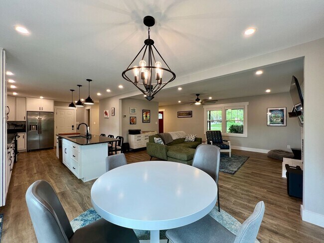 Building Photo - Beautifully Updated Home!  Fenced Yard!
