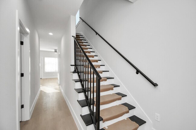 Building Photo - 10522 Sierra Dr