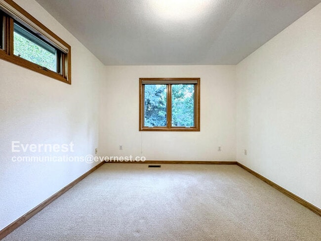 Building Photo - 990 Utica Cir