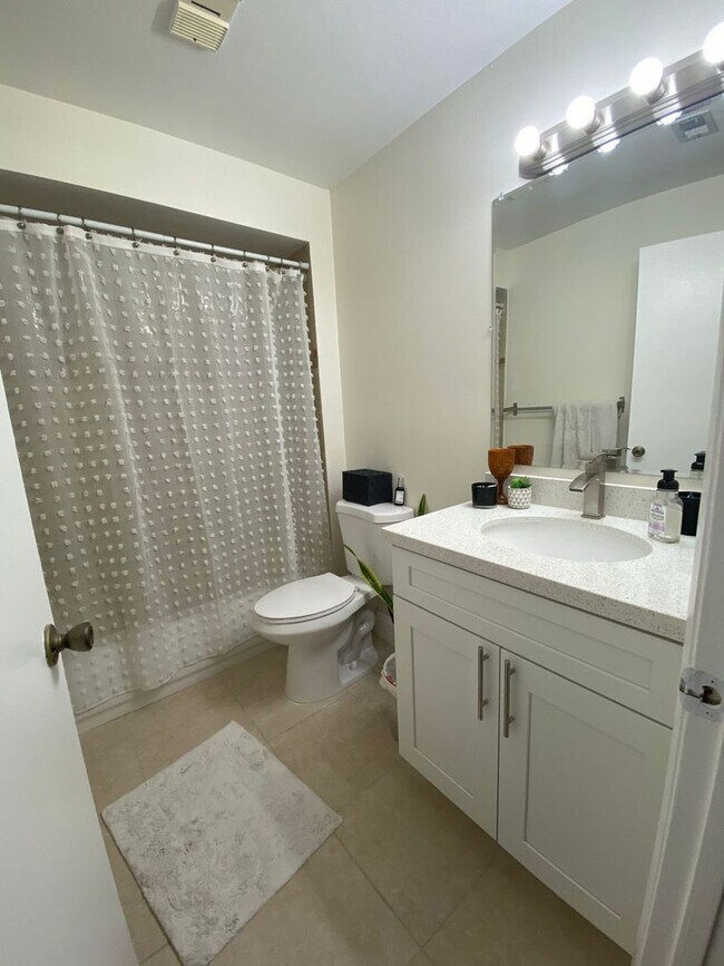Building Photo - 9999 Summerbreeze Dr