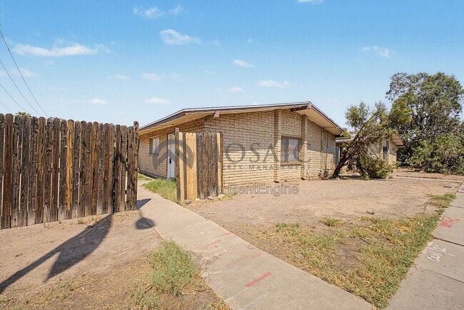 Building Photo - 1204 S McClintock Dr