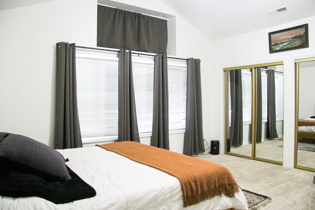 Building Photo - "Spacious 4-Bed, 3-Bath Townhouse Retreat ...