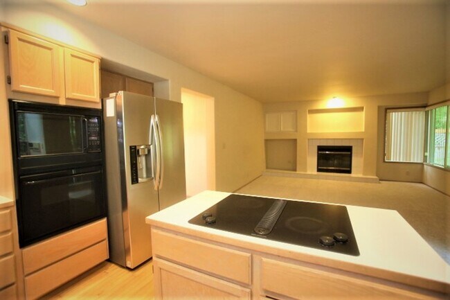 Building Photo - Beautiful 2 Story 3 Bed 2.5 Bath in Sammamish