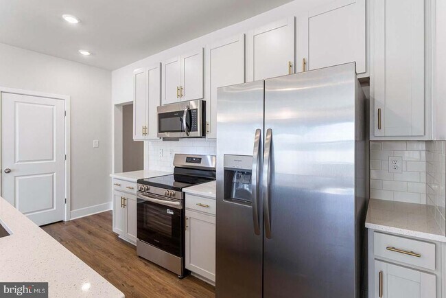 Building Photo - 214 MATILDA