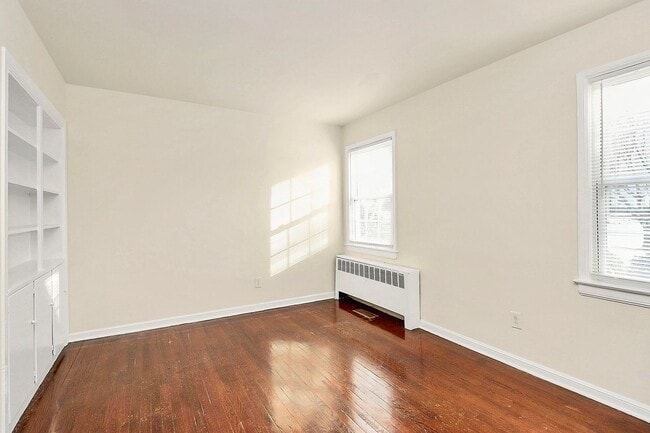 Building Photo - Cute 2 Bedroom Condo in Selwyn Village!