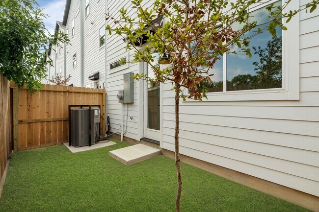 Building Photo - 717 Janisch Rd