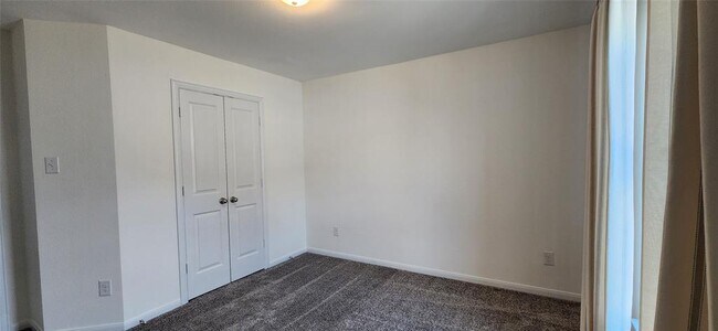 Building Photo - 201 Water Grass Trl