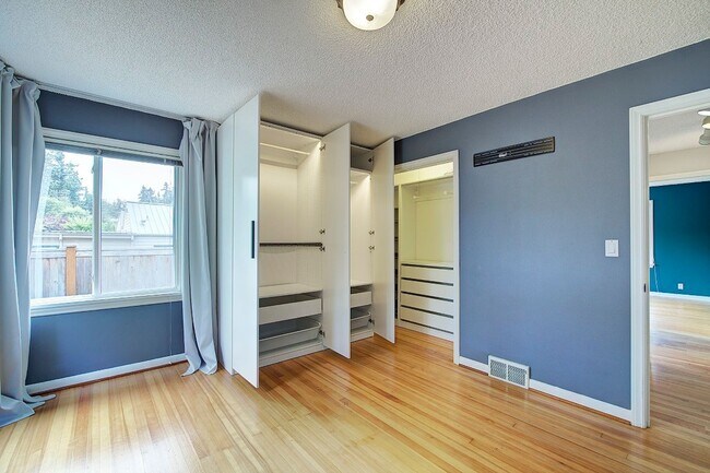 Building Photo - 4Bd/1.75Ba Edmonds House