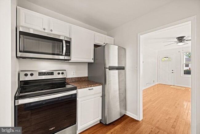 Building Photo - 220 E 2nd Ave
