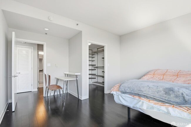 Building Photo - 250 King St