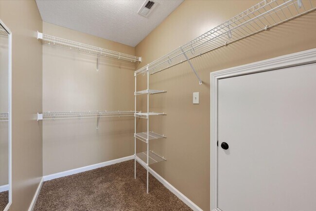 Building Photo - 566 Falkland Cir