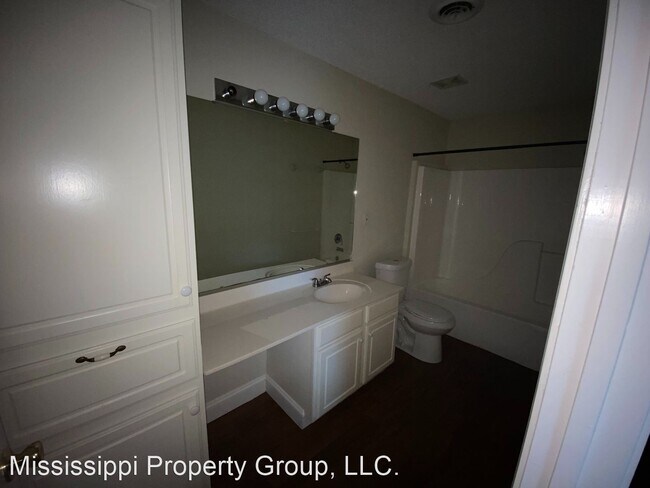 Building Photo - 3 br, 3 bath House - 2325 University Avenue