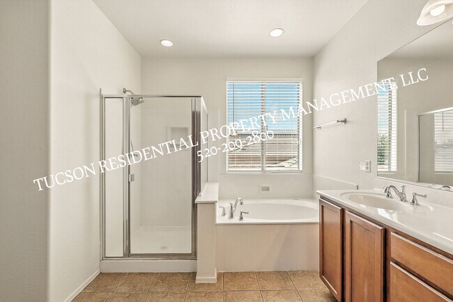 Building Photo - 814 West Camino Curvitas