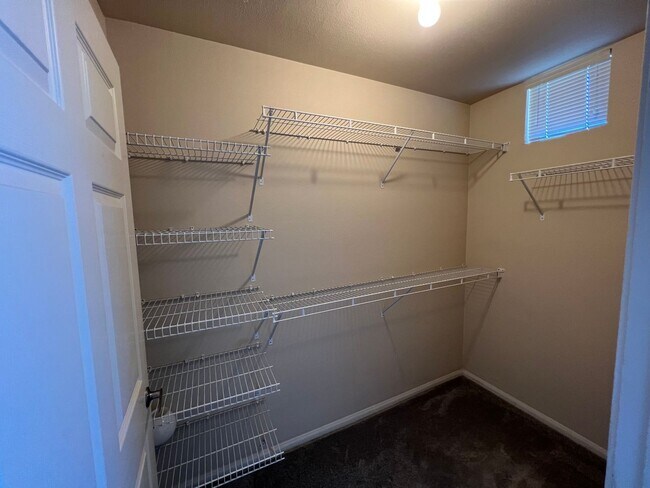 Building Photo - 2 bed 2 bath condo with laundry, A/C and fireplace! Heart of Banker's Hill!