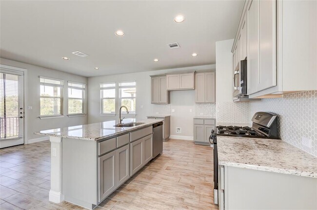 Building Photo - 113 Riverhill Dr