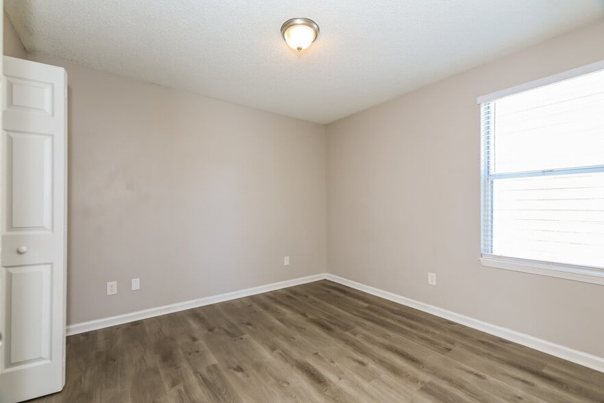 Building Photo - 282 Aquarius Cir W