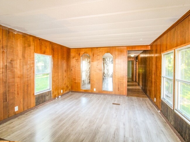 Building Photo - Convenient Pulaski Location – Lawn Care Included!