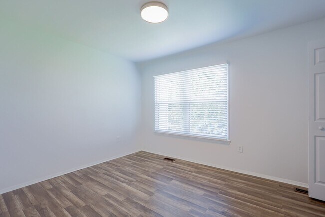 Building Photo - Amazing 3 BR/1.5 BA Townhome in Landover!