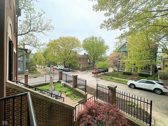 Building Photo - 592 E Vermont St