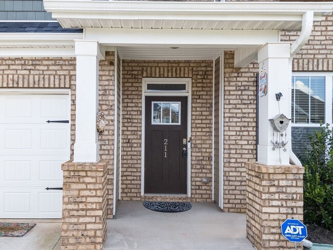 Building Photo - Premier Greenville Living: Stunning 4 Bed (Master on the Main), 3.5 Bath Home, NO APPLICATION FEE...