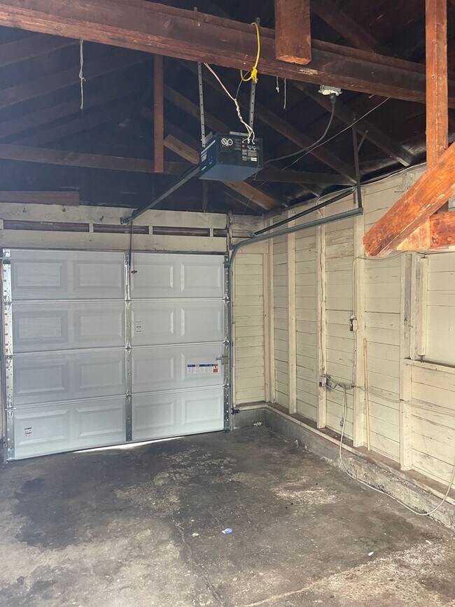 Building Photo - Nice 2 Bedroom Home