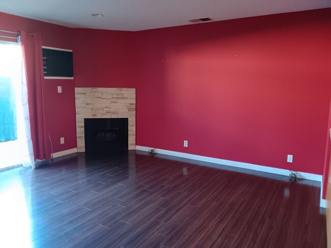 Building Photo - Charming 2-Bedroom, 2-Bathroom Gardena Con...