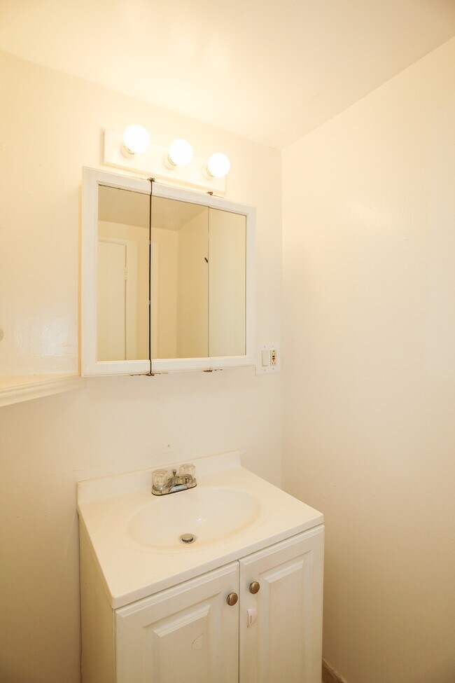 Building Photo - 1658 W Pratt Blvd