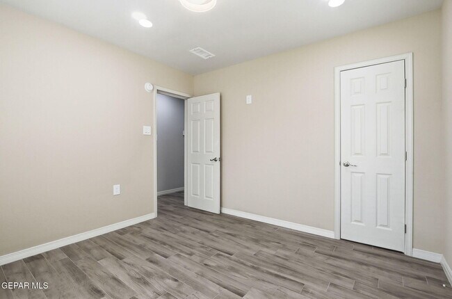 Building Photo - 1310 E San Antonio Ave
