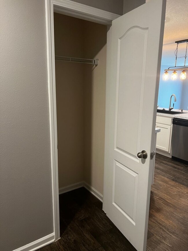 Building Photo - 4/2 centrally located!!