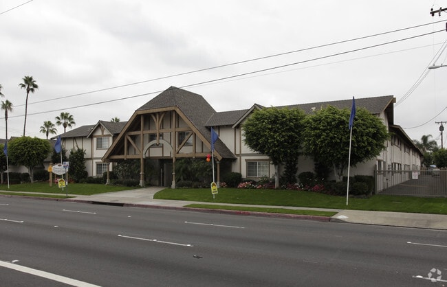 Primary Photo - Emerald Gardens Apartments