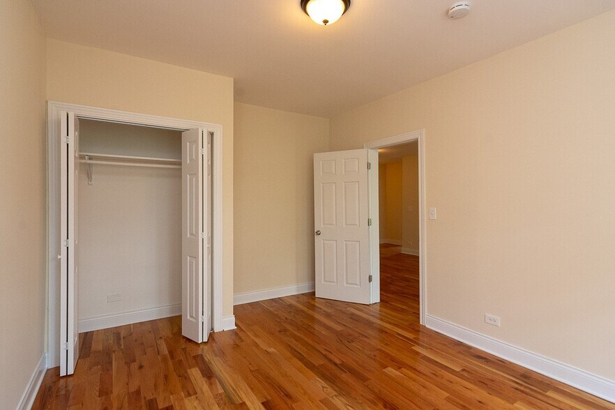 Building Photo - 635.5 W Cornelia Ave
