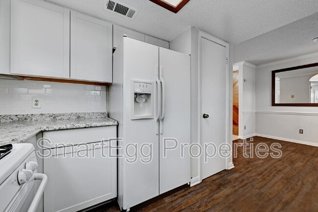 Building Photo - 1612 Broadmoor Dr