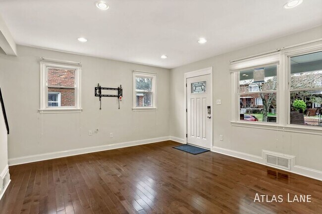 Building Photo - Professionally Managed  & Recently Renovat...