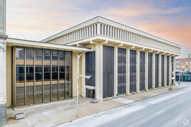 Building Photo - The Penthouse Davenport