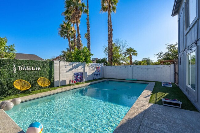 Building Photo - 3733 E Dahlia Dr